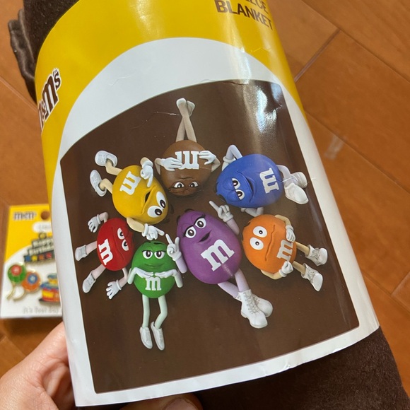 M&M fleece blanket & fashion pin bundle - Picture 5 of 11